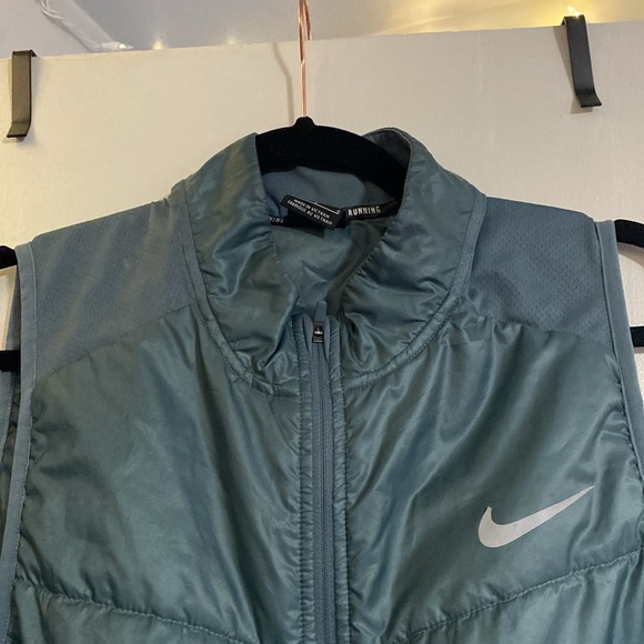 Men’s Large Nike Running Vest. Muted teal color and great condition! - Picture 3 of 10